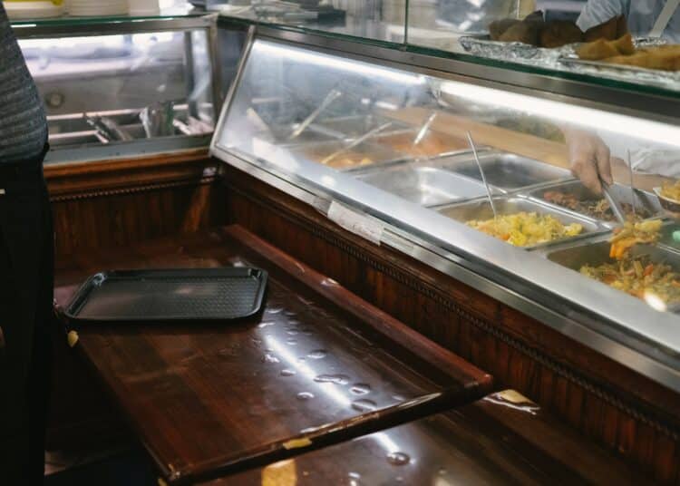 pexels-tim-samuel- cantine etudiante - Une trentaine d'organisations étudiantes réclament des repas à deux euros