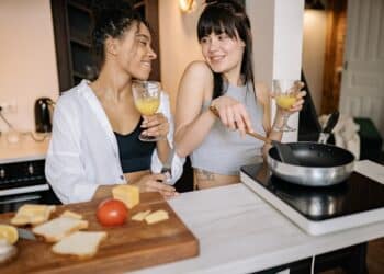 Pexels-Yan-Krukau-Étudiantes qui cuisinent-3 recettes étudiantes à base de tempeh (végé)