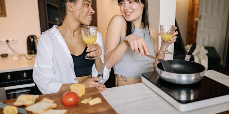 Pexels-Yan-Krukau-Étudiantes qui cuisinent-3 recettes étudiantes à base de tempeh (végé)