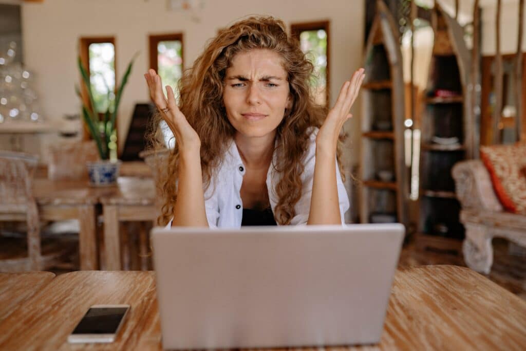 pexels-yan-krukau-fille qui lève les mains-Hoe ontcijfer je je eerste vacatures