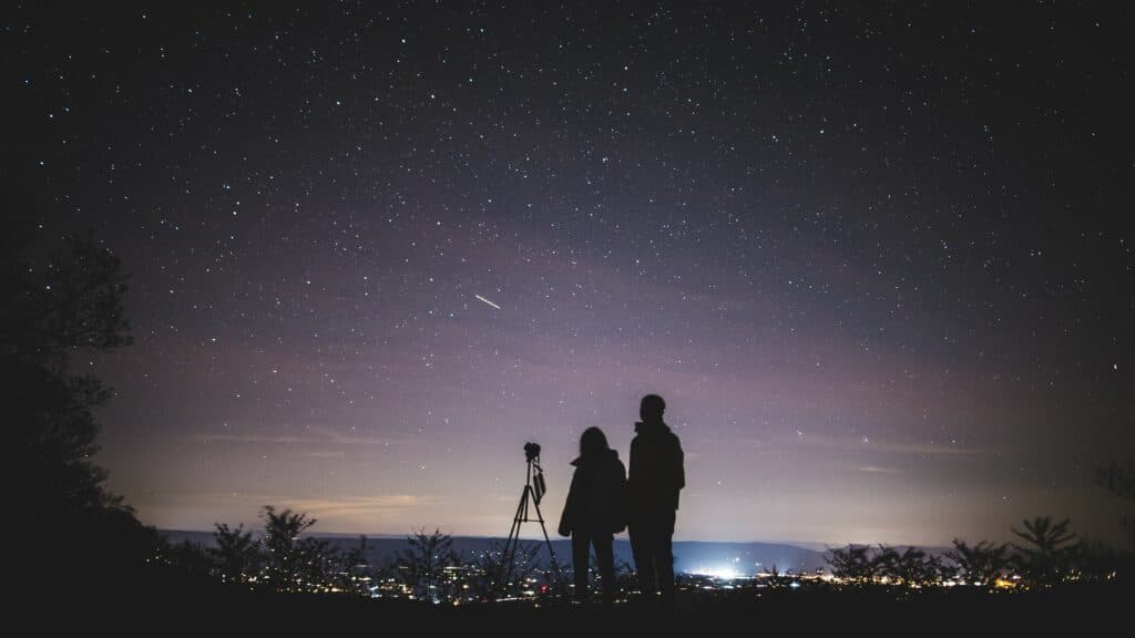 pexels-yuting-gao-couple qui regarde le ciel-on t'explique l'astrologie chez les étudiants