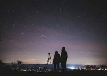 pexels-yuting-gao-couple qui regarde le ciel-on t'explique l'astrologie chez les étudiants