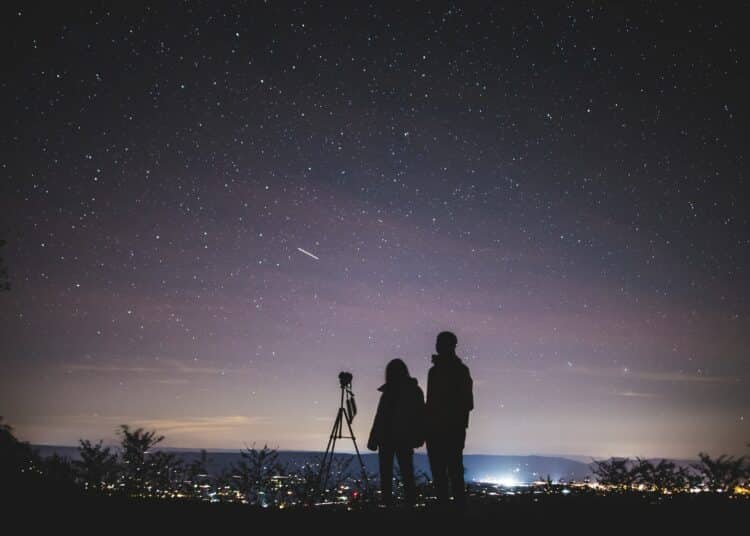 pexels-yuting-gao-couple qui regarde le ciel-on t'explique l'astrologie chez les étudiants