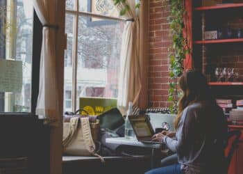 unsplash-bonnie-kittle - 5 memes qui vont te rappeler que le blocus approche