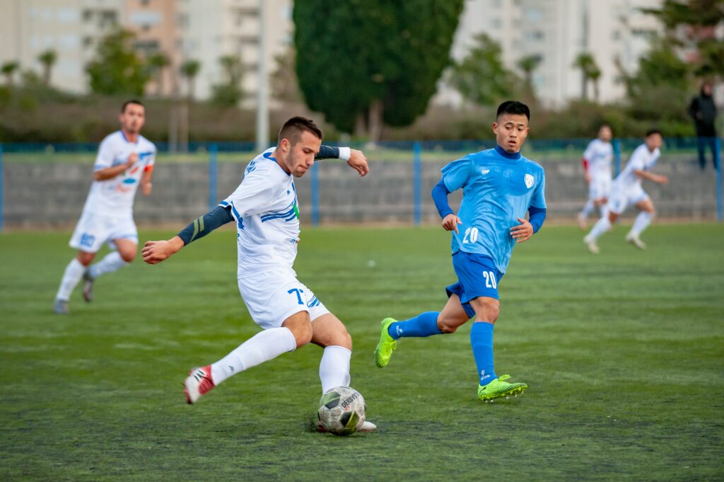 pexels-alexander-nadrilyanski-jonge mannen die een voetbalmatch spelen-5 redenen waarom je als student een teamsport moet beoefenen