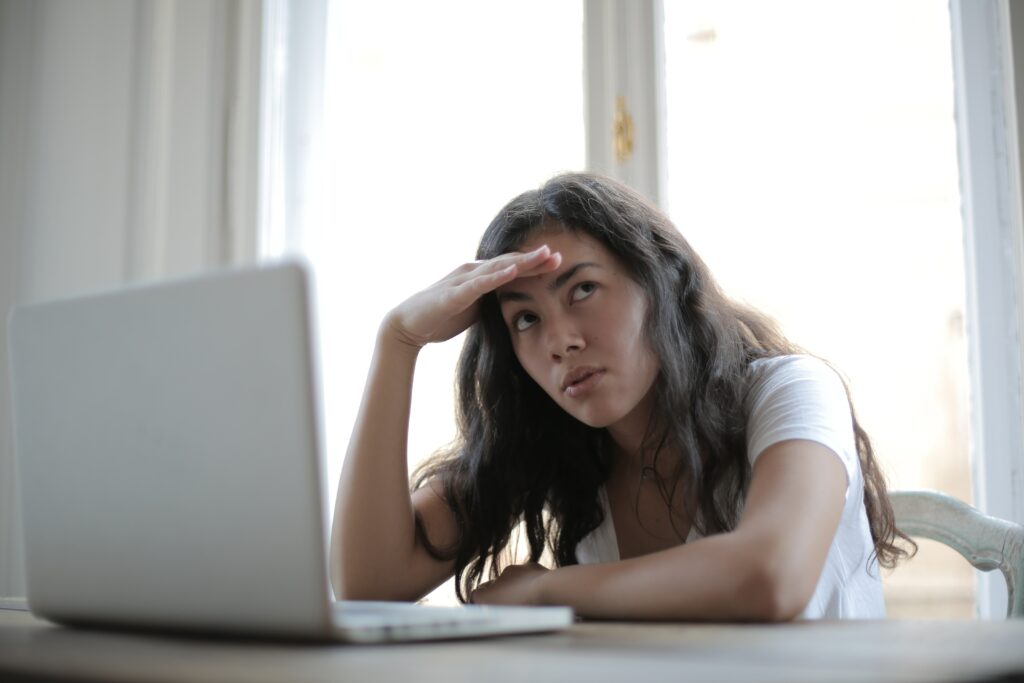 pexels-andrea-piacquadio-meisje dat nadenkt voor haar computer-5 manieren waarop je een studentenjob kan vinden
