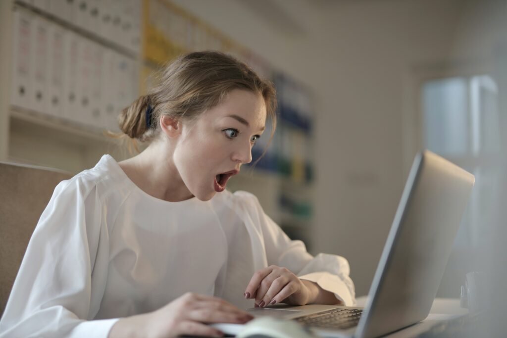 pexels-andrea-piacquadio-meisje dat vol ongeloof naar haar laptopscherm kijkt-3 sites waar je als student kortingen kan claimen