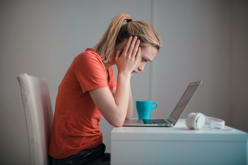 pexels-andrea-piacquadio-meisjes die verdrietig is-5 tips om succesvol te communiceren als stagiaire op je nieuwe stageplaats