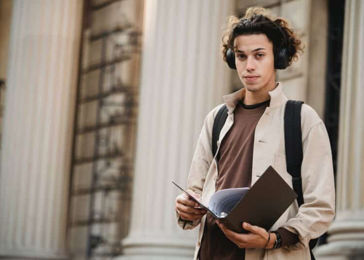pexels-armin-rimoldi- étudiant qui cherche un logement étudiant - Logements étudiants la FEF appelle Bruxelles à suivre l'exemple de la Région wallonne