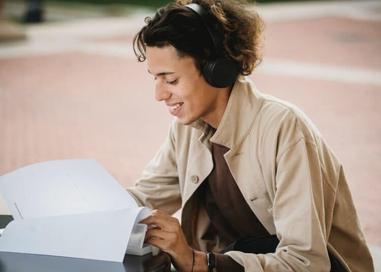 pexels-armin-rimoldi- étudiant qui étudie - 3 situations où le blocus ce n’est pas si mal que ça