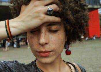 pexels-claudia-barbosa-étudiante qui a mal de tete - Meal-plan anti-gueule de bois pour une journée productive