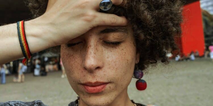 pexels-claudia-barbosa-étudiante qui a mal de tete - Meal-plan anti-gueule de bois pour une journée productive 