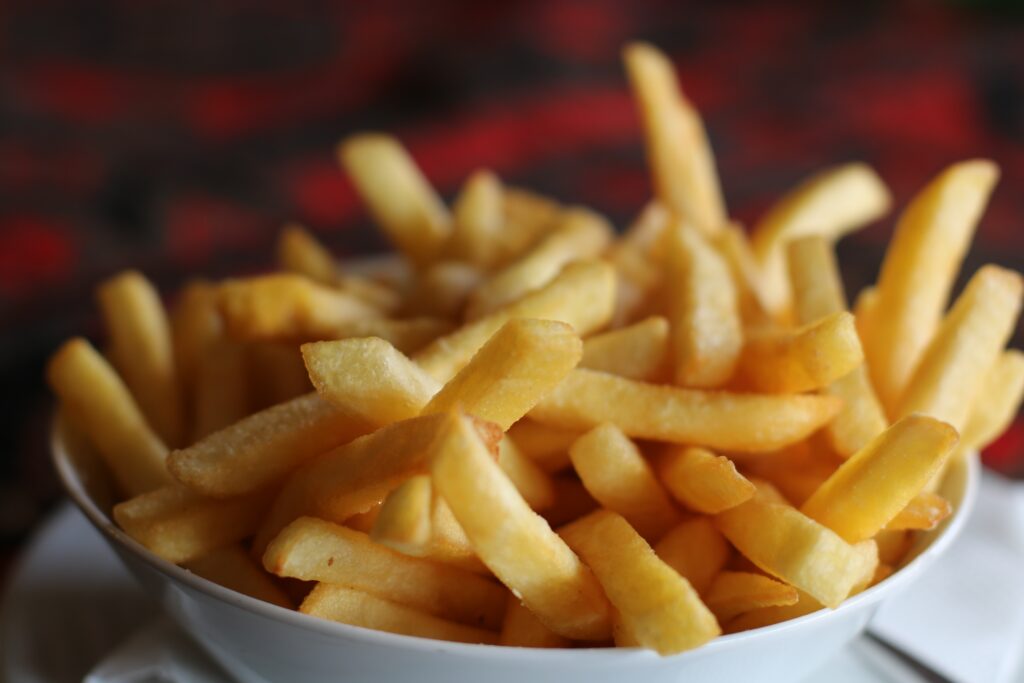 pexels-dzenina-lukac-kom met frieten-Belgische frieten