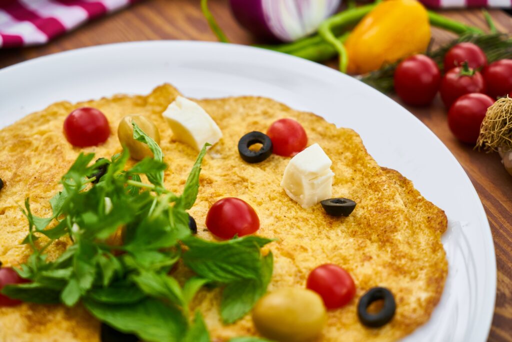 pexels-engin-akyurt-bord met kaasomelet-omelet met kaas