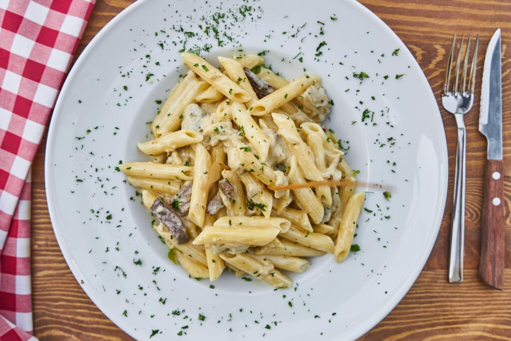 pexels-engin-akyurt-bord met pasta-pasta met chorizo