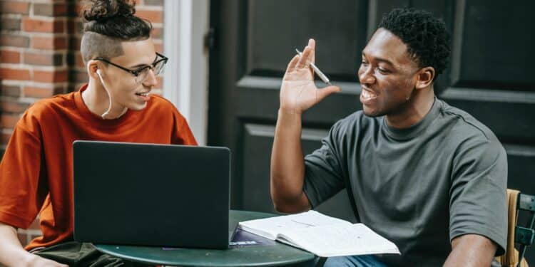 pexels-keira-burton-deuxétudiantsquiparlententreeux-Je me déconcentre facilement pendant mon blocus, que faire ?