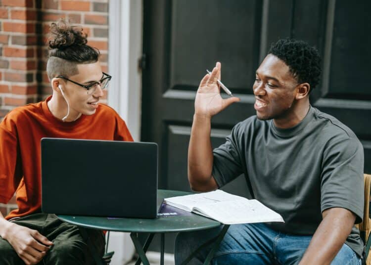 pexels-keira-burton-deuxétudiantsquiparlententreeux-Je me déconcentre facilement pendant mon blocus, que faire ?