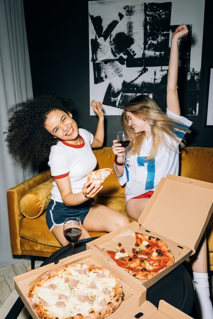 pexels-koolshooters-pizza met vrienden-pizza