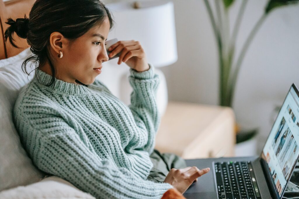 pexels-liza-summer-meisje dat bezig is op haar computer-7 belangrijke tips voor jouw zoektocht naar een studentenjob