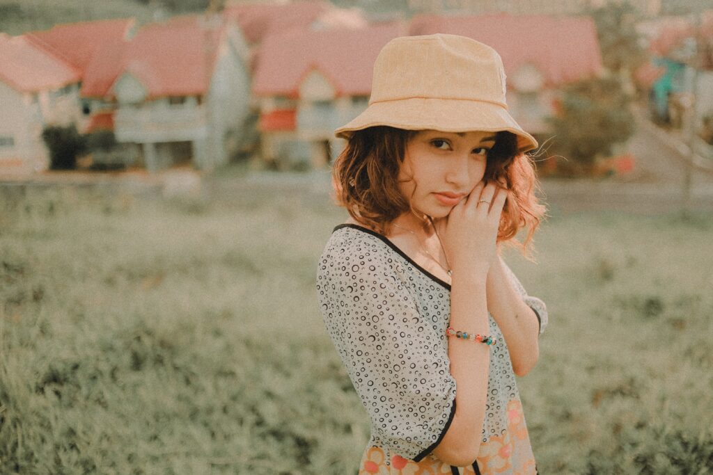 pexels-lml-meisje met buckethat-5 mode essentials voor studenten deze zomer