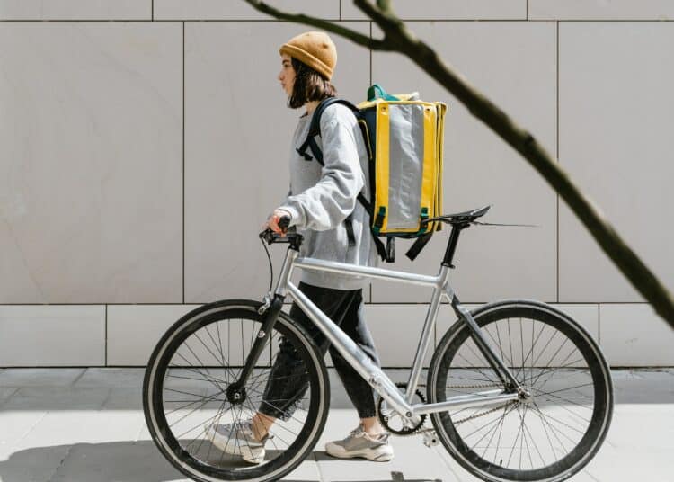 pexels-mart-production-Le travail via les plateformes numériques reste marginal