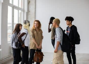 pexels-monstera- étudiants qui discutent ensemble - L'enseignement supérieur non-universitaire aura aussi ses personnes de contact 'genre'
