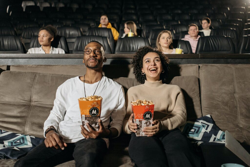 pexels-pavel-danilyuk-koppeltje in de cinema-4 films die je als student dit jaar in de cinema moet zien