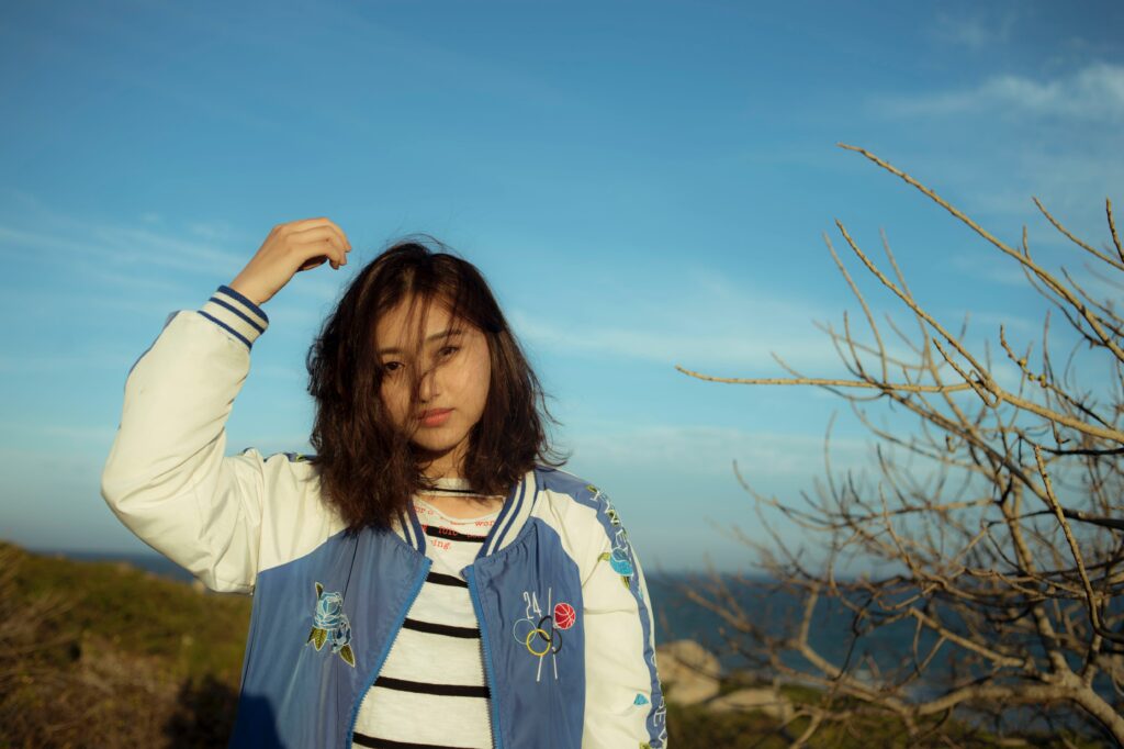pexels-phil-nguyen-meisje met een bomber jacket-5 must-have jassen voor studenten deze lente