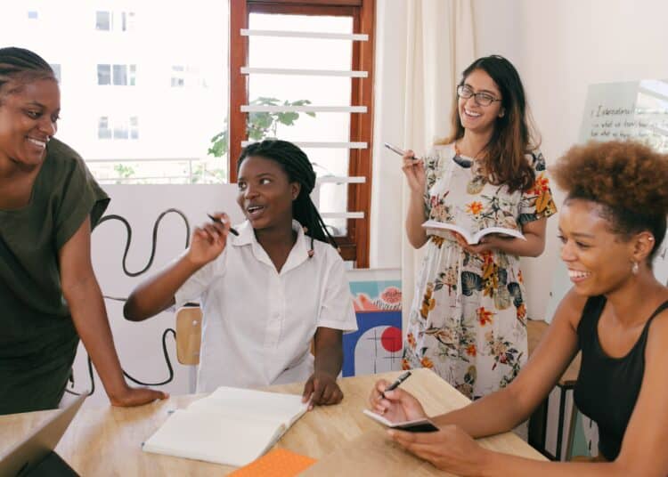 pexels-rfstudio-jeunes étudiants qui travaillent ensemble - Comment améliorer l’entente dans un travail de groupe