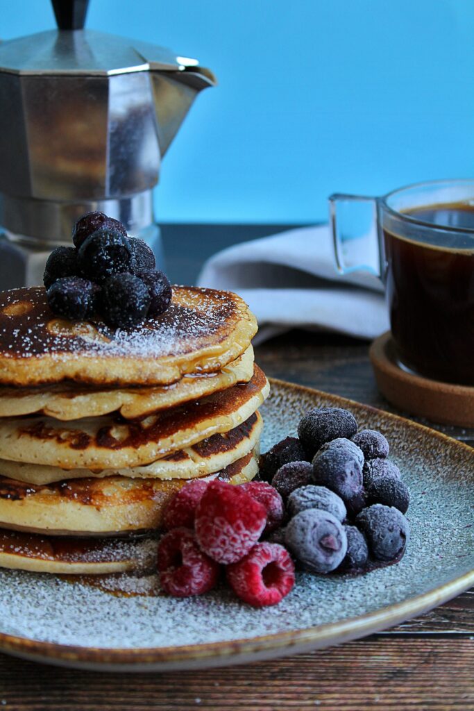pexels-tijana-drndarski-bord met bosbessenpannenkoeken-pancakes met bosbessen