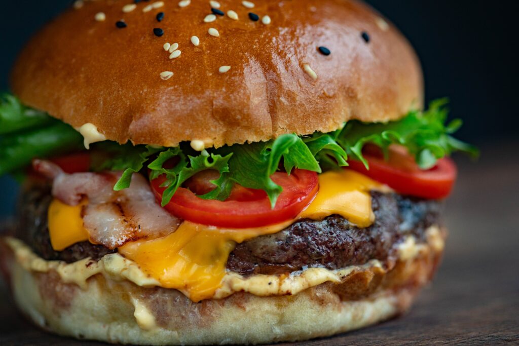 pexels-valeria-boltneva-cheeseburger-zelfgemaakte cheeseburger