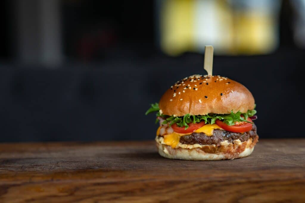 Le délicieux cheeseburger maison pour étudiants