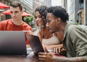 pexels-william-fortunato-jeunes qui étudient ensemble - 4 raisons de faire le blocus entre potes