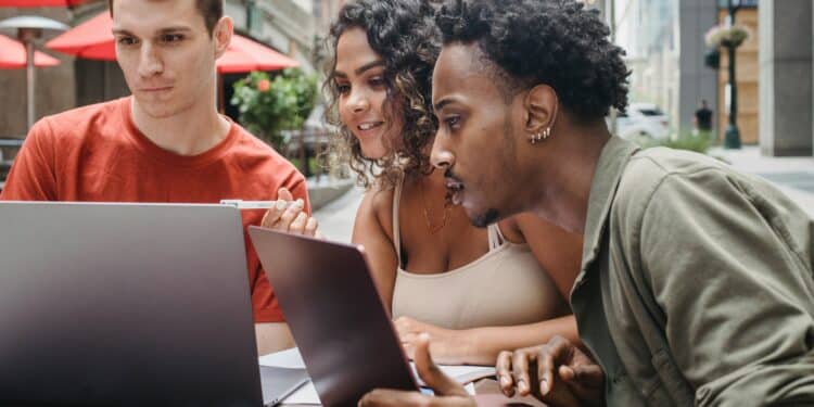 pexels-william-fortunato-jeunes qui étudient ensemble - 4 raisons de faire le blocus entre potes