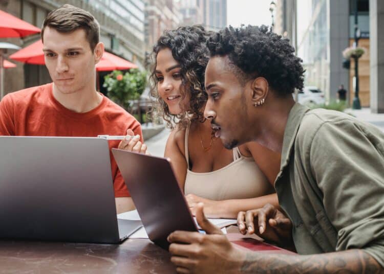 pexels-william-fortunato-jeunes qui étudient ensemble - 4 raisons de faire le blocus entre potes