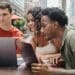 pexels-william-fortunato-jeunes qui étudient ensemble - 4 raisons de faire le blocus entre potes