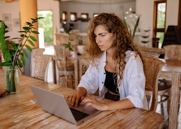 pexels-yan-krukau-étudiante qui étudie - Ces 4 situations que tu n’aimes pas vivre pendant le blocus