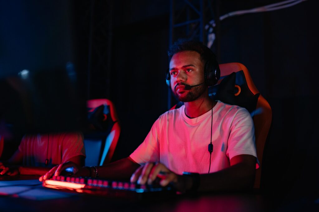 pexels-yan-krukau-jongen die aan het gamen is-Zijn mijn game skills relevant voor mijn CV