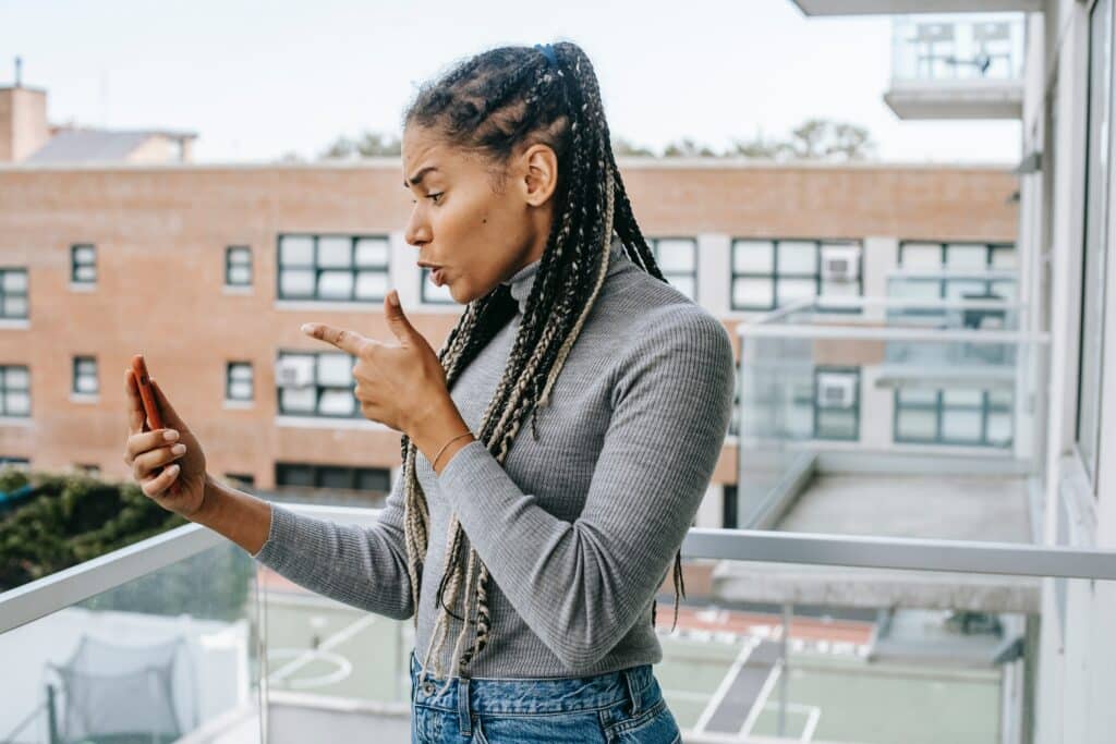 pexels-alex-green-étudiante sur ton téléphone - 5 situations gênantes où tu as oublié ta carte de banque (ça n’arrivera plus)