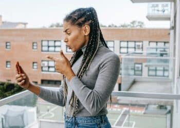 pexels-alex-green-étudiante sur ton téléphone - 5 situations gênantes où tu as oublié ta carte de banque (ça n’arrivera plus)