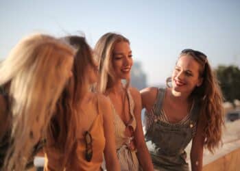 pexels-andrea-piacquadio- des amis étudiantes durant l'été - Les 10 commandements de ton été en tant qu’étudiant