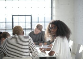 pexels-andrea-piacquadio- fille qui regarde son examen - Pourquoi aller voir sa copie d'examen