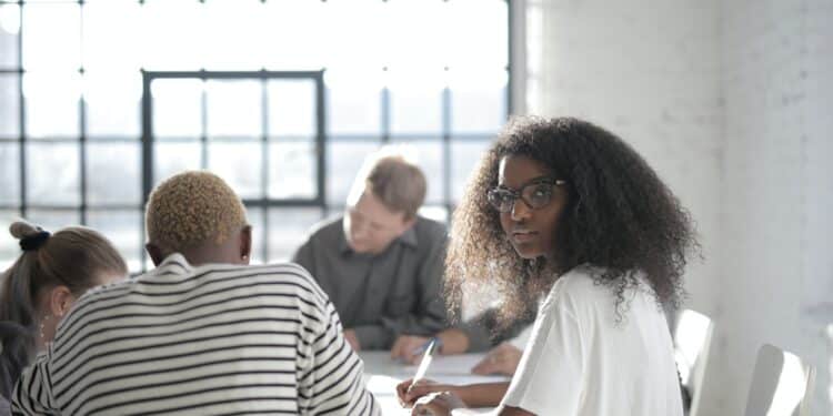 pexels-andrea-piacquadio- fille qui regarde son examen - Pourquoi aller voir sa copie d'examen