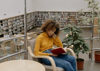 pexels-cottonbro-studio- étudiante qui étudie - Comment ne pas rater une année d'étude