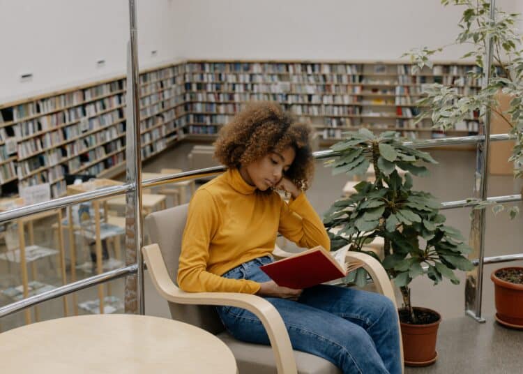 pexels-cottonbro-studio- étudiante qui étudie - Comment ne pas rater une année d'étude
