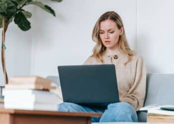 pexels-george-milton-étudiantedevantunordinateur- 5 réactions à l'annonce de tes résultats