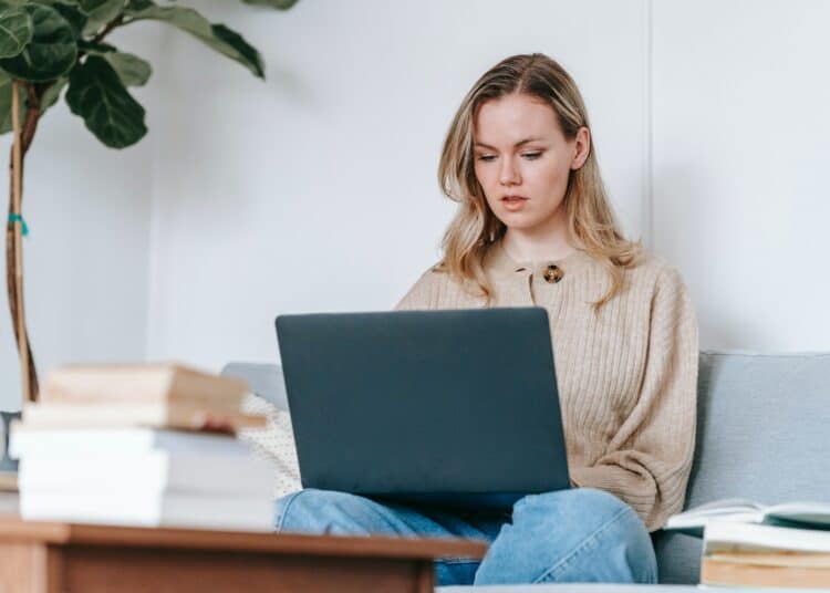 pexels-george-milton-étudiantedevantunordinateur- 5 réactions à l'annonce de tes résultats