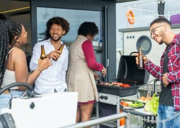 pexels-kampus-production-soirée barbecue entres amis-6 alternatives au barbecue pour toi et tes colocs