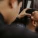 pexels-luis-quintero-hommechezlecoiffeur - 6 situations que tu as déjà vécues chez le coiffeur si tu es étudiant