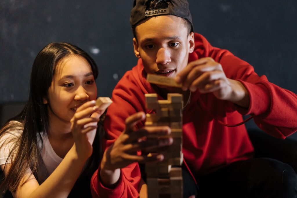 pexels-mikhail-nilov-koppel dat jenga speelt-5 bordspellen die je deze zomer als student moet spelen